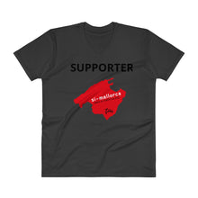 Cargar imagen en el visor de la galería, Supporter SI-Mallorca -  Mens V-Neck T-Shirt - Tres-Palma