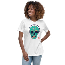 Cargar imagen en el visor de la galería, &quot;DJ Skull&quot; - Women&#39;s Relaxed T-Shirt - Tres-Palma